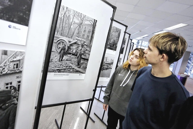 В БФУ им. И. Канта открылась мультимедийная выставка «Освобождение. Мир народам». 