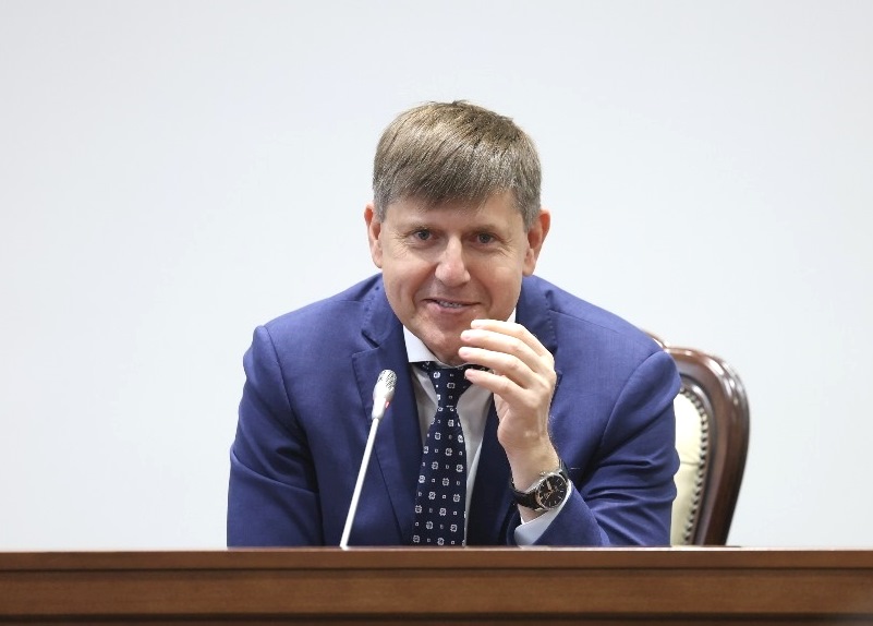Калининградский писатель Андрей Кропоткин передал в школьные библиотеки свои книгами