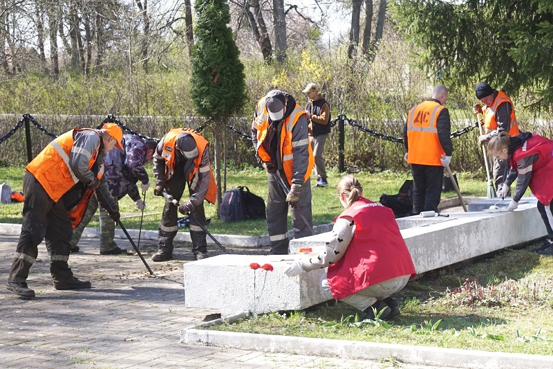 Калининградские железнодорожники навели порядок на трёх братских захоронениях ВОВ 