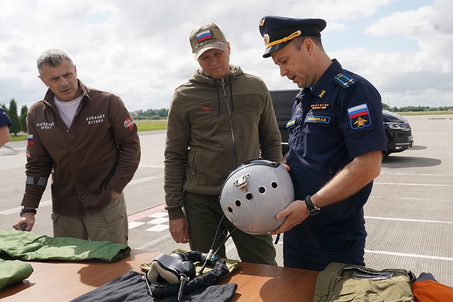 Алексей Беспрозванных ознакомился с текущей деятельностью 689‑го гвардейского истребительного авиационного полка