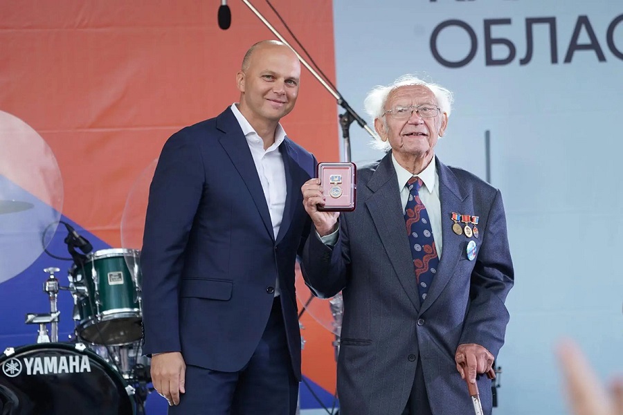 Алексей Беспрозванных вручил юбилейные медали 32 ветеранам становления